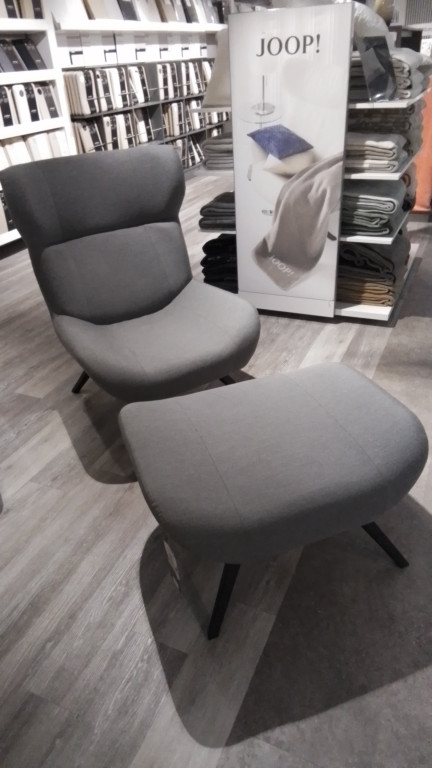 Ohrensessel mit Hocker