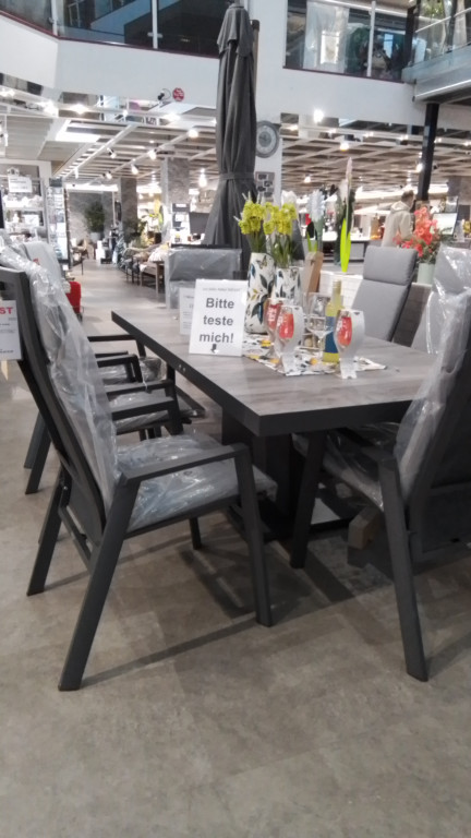 Tischgruppe mit 6 Sessel